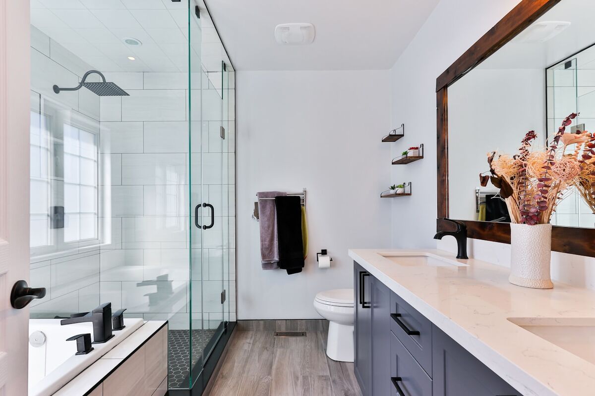 Modernes Badezimmer mit bodengleicher Dusche (Symbolbild)