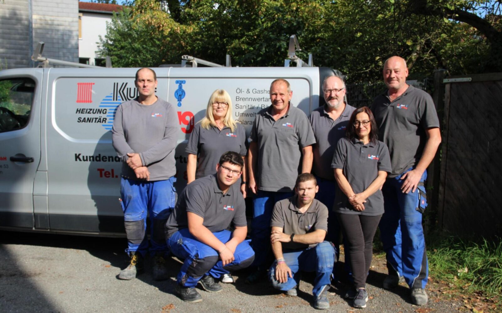 Das Team der Kurt Ludwig GmbH vor dem Firmenfahrzeug